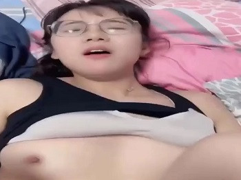 Em kính cận cực xinh bị đè ra phang